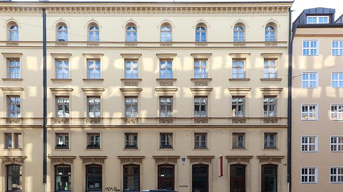 Das historistische Gebäude in der Arcostraße, wo Olga Maier einst lebte. Unter der Hausnummer wurde die Gedenktafel befestigt.