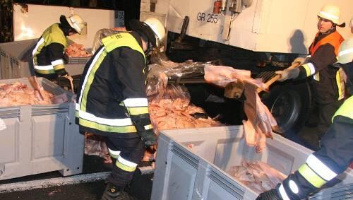 Feuerwehrmänner bergen die Ladung Schweineschwarten