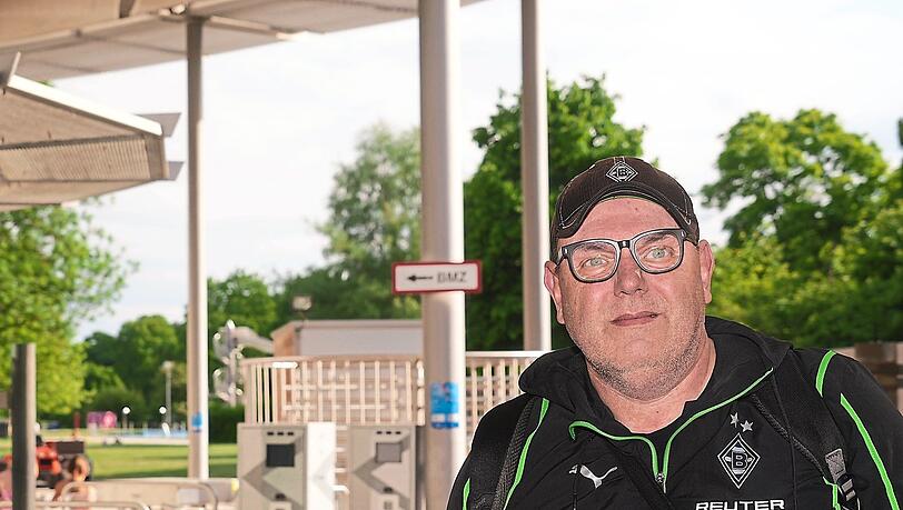 Stefan Appenowitz vor dem Westbad in Pasing. Hier besucht er zwei- bis dreimal die Woche das Freibad. Seit die Stadtwerke die Schlechtwetterregelung angepasst haben, ist er unsicher, wie es mit seinen regelmäßigen Besuchen weitergeht. Stefan Appenowitz vor dem Westbad in Pasing. Hier besucht er zwei- bis dreimal die Woche das Freibad. Seit die Stadtwerke die Schlechtwetterregelung angepasst haben, ist er unsicher, wie es mit seinen regelmäßigen Besuchen weitergeht.