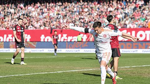 D&uuml;sseldorfs Shinta Appelkamp jubelt nach seinem Tor zum 1:0.