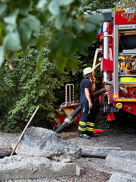 Die Feuerwehr bef&uuml;llt den Fischweiher.