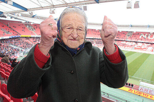 Theresa Groß feiert am Mittwoch ihren 92. Geburtstag. Seit 50 Jahren verpasst die rüstige Seniorin kaum ein Spiel ihres 1. FCN.
