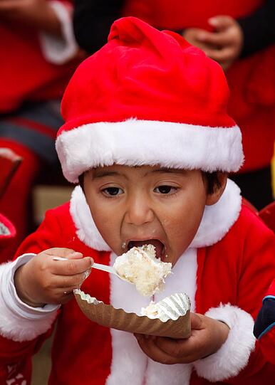 Rot-weißer Dreikäsehoch aus Nepal: Mir roter Mütze gibt's im Kindergarten "Little kingdom" in Kathmandu ein Stück Kuchen. Süß!