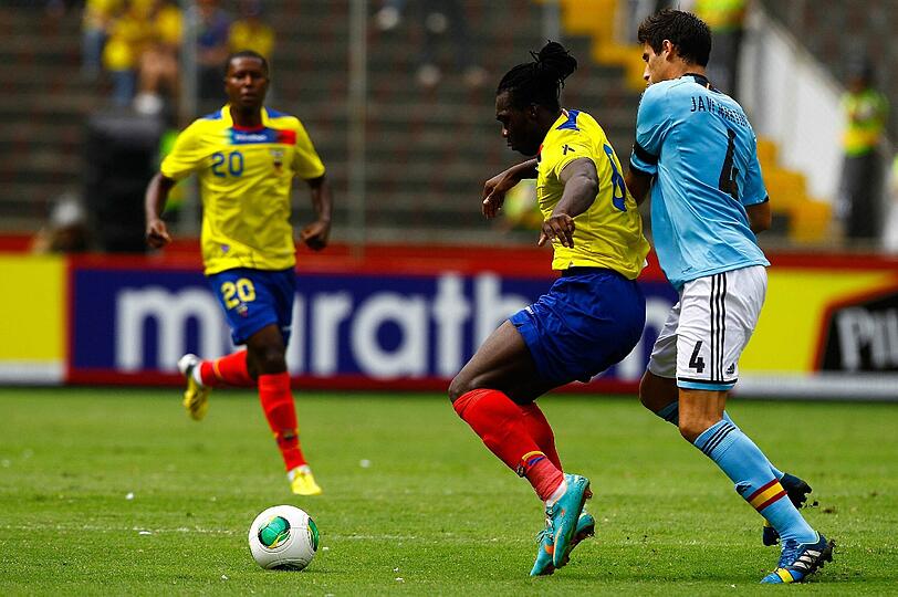 Felipe Caicedo im Duell mit Javier Martinez.