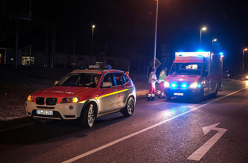 Bilder vom Unfallort in Trostberg: Der alkoholisierte Fahrer (23 J.) wurde schwer verletzt.