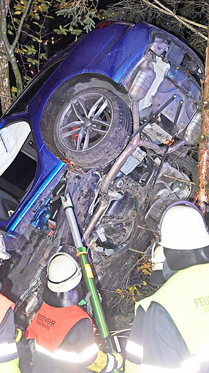Der hochmotorisierte Audi landete fast senkrecht an einem Baum. Die beiden 18-Jährigen Insassen blieben unverletzt.