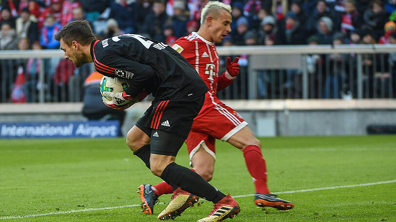 Sven Ulreich: Note 3. Gleich zur Stelle als Darida seine Reaktionsfähigkeit mit einem Weitschuss testet (19.). Wehrte sich in seinem Strafraum vor allem gegen &ndash; die Kälte. Beinahe nichts zu tun für den Bayern-Torhüter.