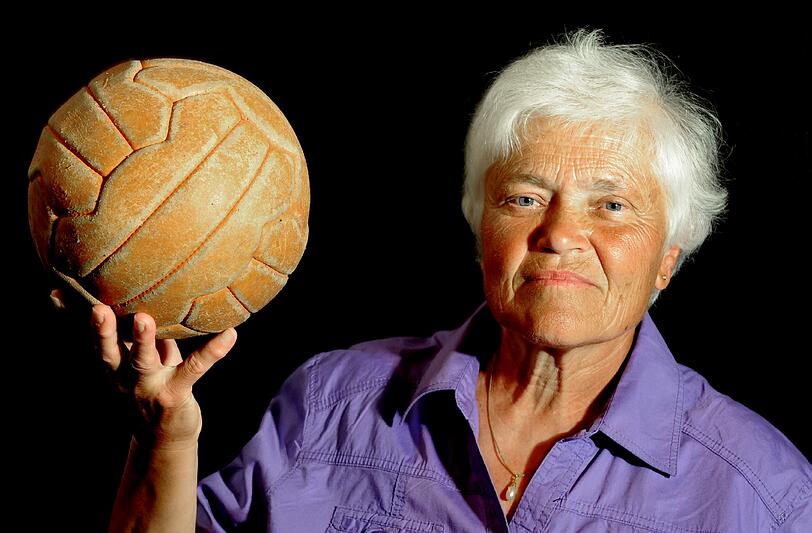 Noch immer am Ball: Bärbel Wohlleben (67) trainiert Mädchen ihres Heimatvereins SpVgg Ingelheim und beim SV Gau-Algesheim.