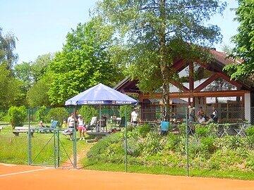 Das Clubhaus des TC Weiß-Blau Fideliopark e.V.