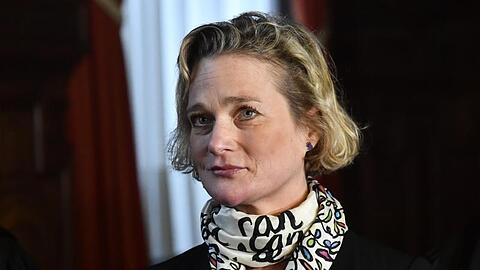 Delphine Boël, Künstlerin aus Belgien, im Gericht.