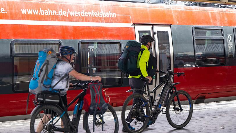 Reisende schieben am Hauptbahnhof in München ihre Fahrräder über den Bahnsteig. Reisende schieben am Hauptbahnhof in München ihre Fahrräder über den Bahnsteig.