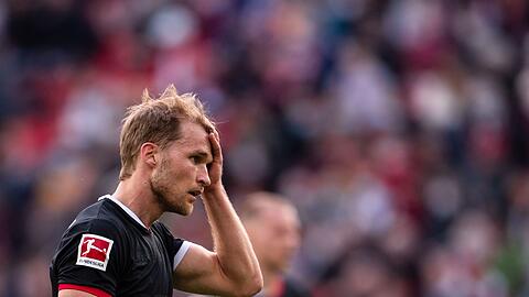 Fußball: Bundesliga, Bayer Leverkusen - 1. FC Köln, 26. Spieltag, BayArena. Kölns damaliger Spieler Sebastian Andersson fasst sich nach einer vergebenen Torchance den Kopf.