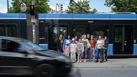 Eng und gefährlich für Grundschulkinder ist es an der Dachauer Straße, Tramhaltestelle Leonrodplatz.