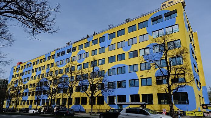 Ateliers, ein Kulturbüro und eine große Ausstellungsfläche befinden sich im dritten Stock in der Kistlerhofstraße 70. Ende des Jahres soll Schluss sein.