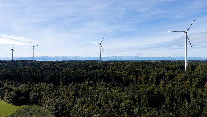 Windr&auml;der in den Wadlhauser Gr&auml;ben bei Berg. Vier weitere Gemeinden s&uuml;dlich von M&uuml;nchen investieren in sechs solcher Anlagen.