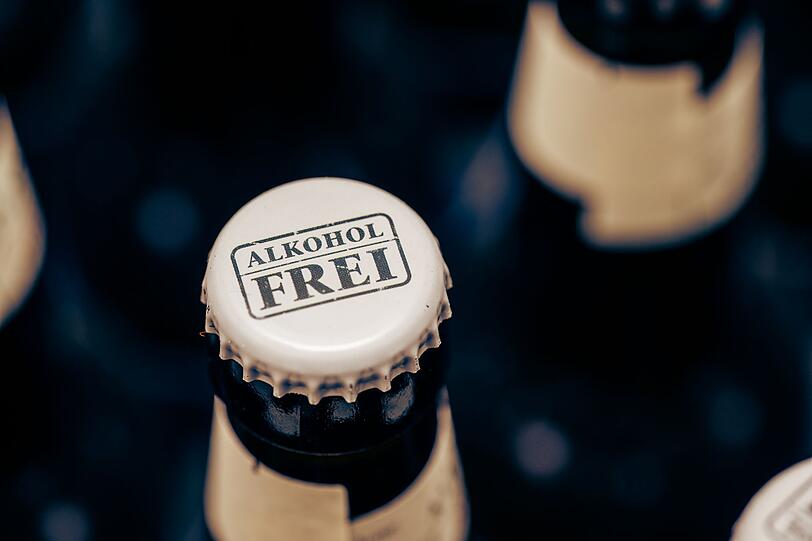 Alkoholfreies Bier hat sich vom tristen Durstlöscher zur echten Alternative gemausert. Geschmacklich steht es den klassischen Sorten kaum in etwas nach. Ob Weizen, Pils, Helles oder Radler - praktisch jede Biersorte ist auch ohne Promille erhältlich. So können Autofahrer, Schwangere, Sportler und alle anderen, die auf Ihre Gesundheit achten möchten, ohne Gewissensbisse anstoßen und genießen. Alkoholfreies Bier hat sich vom tristen Durstlöscher zur echten Alternative gemausert. Geschmacklich steht es den klassischen Sorten kaum in etwas nach. Ob Weizen, Pils, Helles oder Radler - praktisch jede Biersorte ist auch ohne Promille erhältlich. So können Autofahrer, Schwangere, Sportler und alle anderen, die auf Ihre Gesundheit achten möchten, ohne Gewissensbisse anstoßen und genießen.