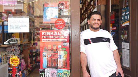 Kioskbesitzer Ido darf ab Freitag nach 22 Uhr kein Bier mehr verkaufen. Das &auml;rgert ihn. Mit einem Zettel am Schaufenster weist er Kunden darauf hin, sich dar&uuml;ber nicht bei ihm zu beschweren, sondern beim KVR.