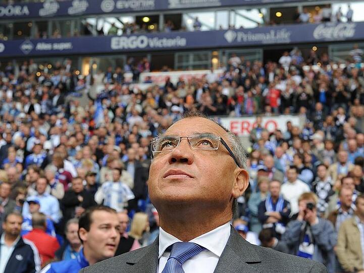 Himmel hilf? Trainer Felix Magath verlor auch das Revierderby gegen Borussia Dortmund mit 1:3.