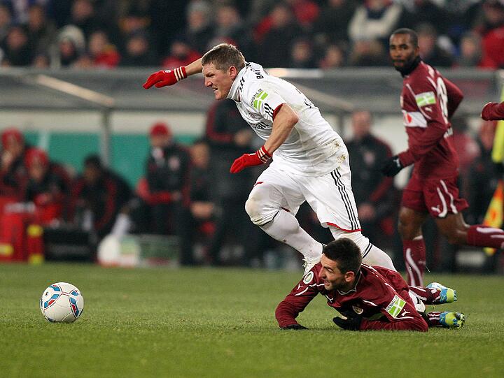 Bastian Schweinsteiger hat im DFB-Pokalspiel gegen Stuttgart einen Außenbandriss erlitten - das ergab die Kernspintomographie am Donnerstag.