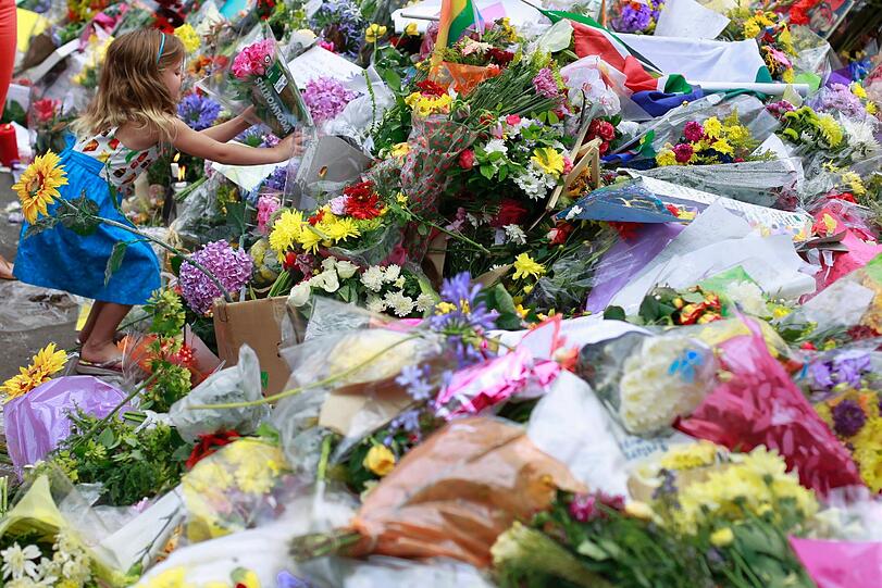 Südafrika verabschiedet sich von Nelson Mandela. Um 14 Uhr MEZ beginnt die gigantische Trauerfeier, die auf 90 Leinwände im Land übertragen wird. So langsam füllen sich die Plätze im Land. Hier die Bilder...