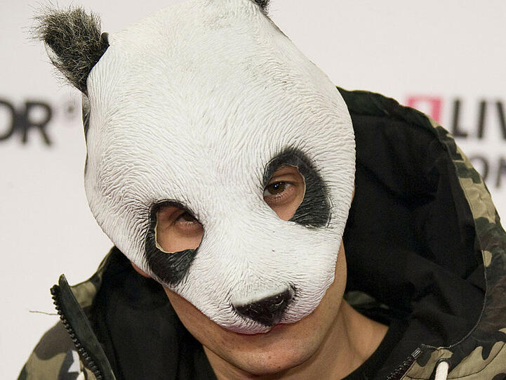 Maske auf und fertig: Cros Markenzeichen ist die Pandabär-Kappe