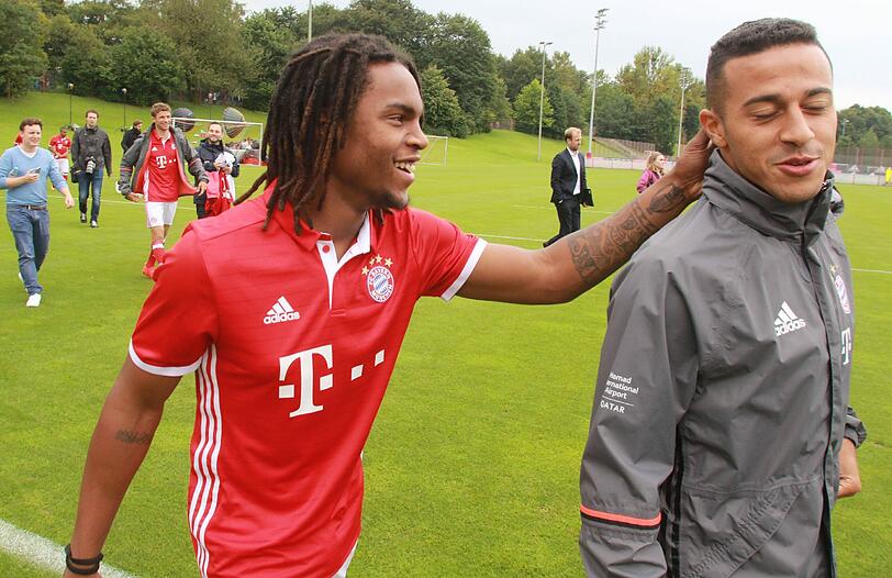 Jetzt geh a mal her Thiago! Sanches packt sich den Spanier.