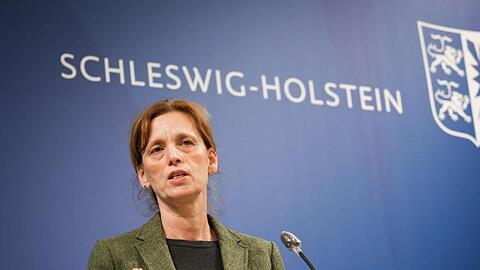 Karin Prien (CDU), Bildungsministerin von Schleswig-Holstein, spricht auf einer Pressekonferenz im Foyer des Landeshauses in Kiel.