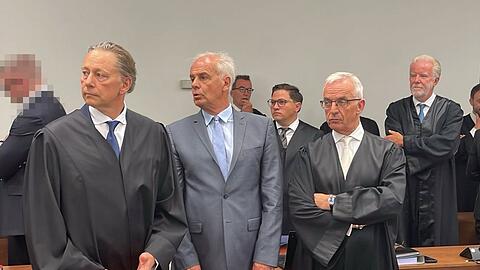Muss sich seit Dienstag vor dem Landgericht München verantworten: Berater Stefan Sanktjohanser (Mitte).