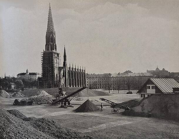 Schuttsammlung auf dem Mariahilfplatz Ende der 40er Jahre. Die Au zwischen Mariahilfplatz und Isar war stark zerstört.