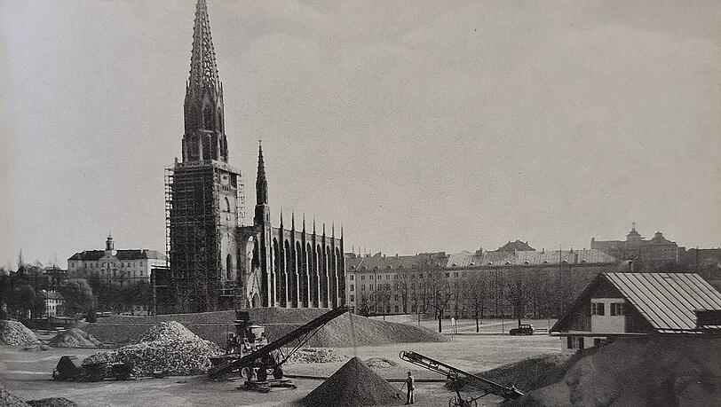 Schuttsammlung auf dem Mariahilfplatz Ende der 40er Jahre. Die Au zwischen Mariahilfplatz und Isar war stark zerstört. Schuttsammlung auf dem Mariahilfplatz Ende der 40er Jahre. Die Au zwischen Mariahilfplatz und Isar war stark zerstört.