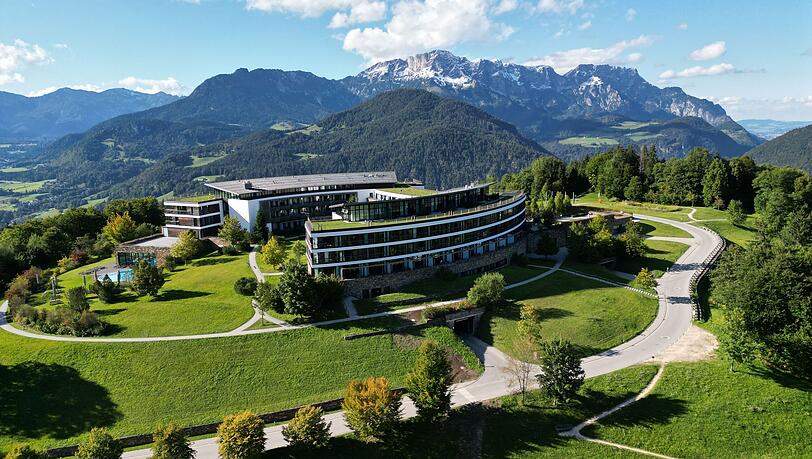 Beim Kempinski Hotel Berchtesgaden am Obersalzberg beginnen die Bauarbeiten. Die landeseigene BayernLB will mit dem Vorhaben die Wirtschaftlichkeit des Hotels langfristig sichern.