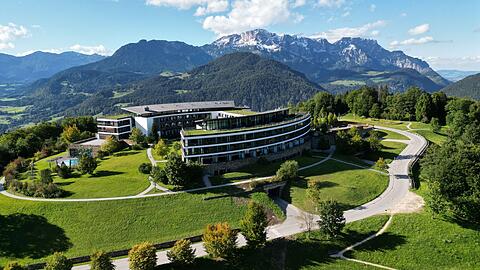 Beim Kempinski Hotel Berchtesgaden am Obersalzberg beginnen die Bauarbeiten. Die landeseigene BayernLB will mit dem Vorhaben die Wirtschaftlichkeit des Hotels langfristig sichern.