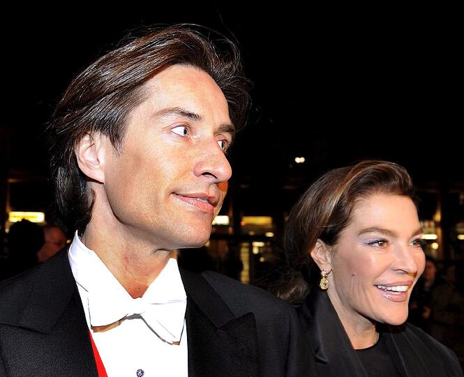 2009 auf dem Opernball: Der österreichische Skandal-Politiker Karl-Heinz Grasser und seine Frau Fiona Swarovski sorgen überall für Blitzlichtgewitter.