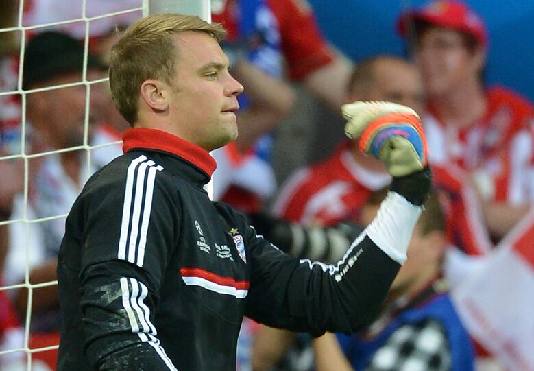 Torwart Manuel Neuer beim Aufwärmen.