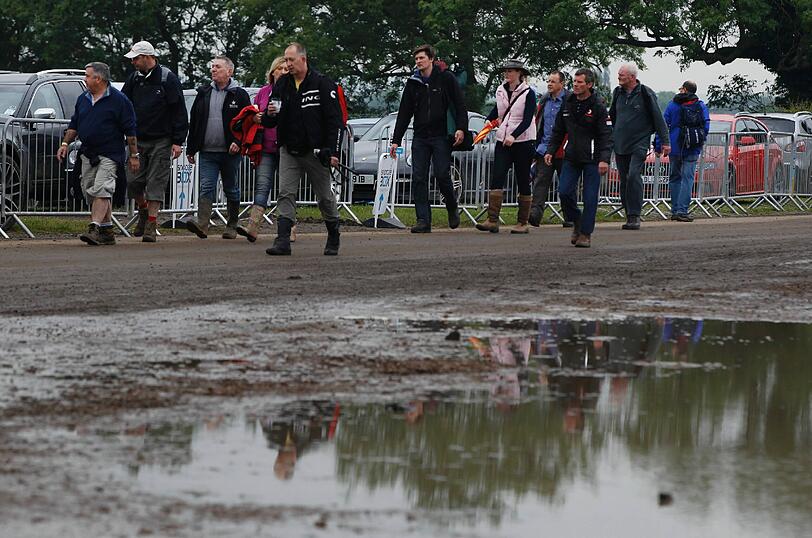 Silverstone im Regen: Starkregen hat die Wiesen um die Rennstrecke komplett unter Wasser gesetzt. Die Bilder.
