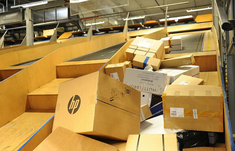 Diese Sendungen gehen nach Berchtesgaden. Die Bilder aus dem Paketzentrum in Aschheim.