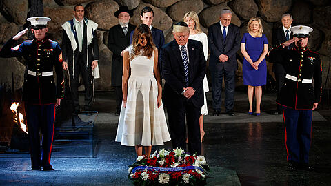 Donald Trump und die First Lady legen in der "Halle der Erinnerung" in Yad Vaschem einen Kranz nieder. Zuvor hat Trump Palästinenser-Präsident Mahmoud Abbas getroffen (rechts).