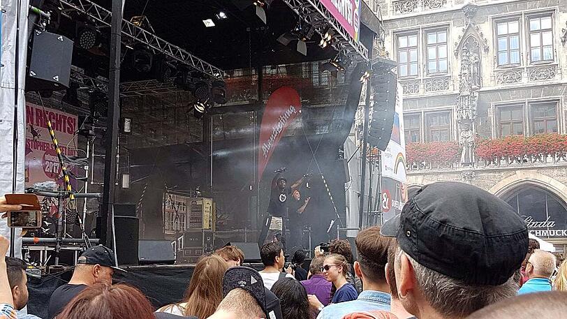 Nach der Parade: Tranz-Künstler Msoke rockt den Marienplatz.