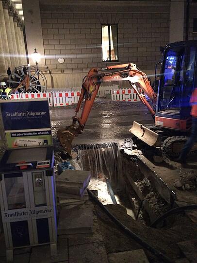 Ein Wasserrohrbruch hat die Maximilianstraße überflutet. Die Bilder.
