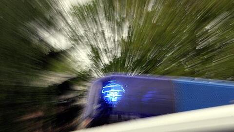 Das Blaulicht eines Polizei-Einsatzfahrzeuges leuchtet. Foto: Marcus Führer/dpa/Archivbild