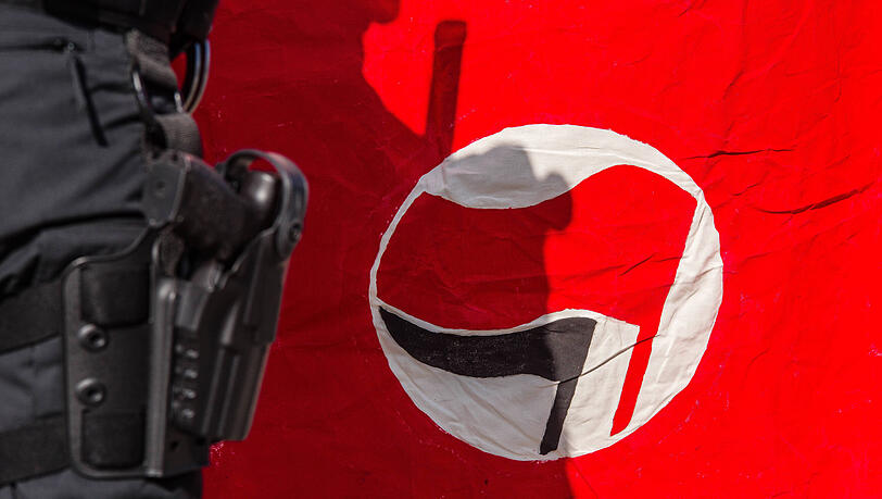 Ein Antifa-Banner bei einer Demo in München. (Archivbild)
