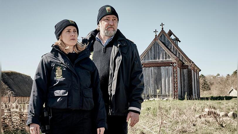 "Der Dänemark-Krimi: Blutlinie": Die Streifenpolizisten Ida (Marlene Morreis) und Magnus (Nicki von Tempelhoff) haben alle Hände voll zu tun.