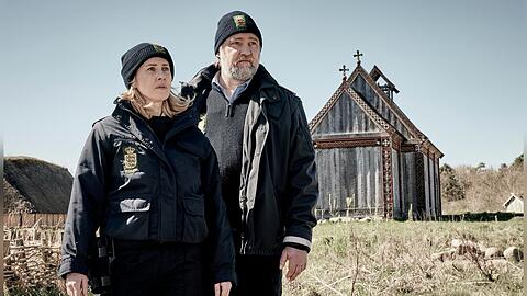"Der Dänemark-Krimi: Blutlinie": Die Streifenpolizisten Ida (Marlene Morreis) und Magnus (Nicki von Tempelhoff) haben alle Hände voll zu tun.