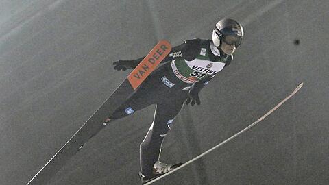 Platz eins mit nur einem Sprung: Andreas Wellinger freut sich über seinen ersten Saisonsieg.