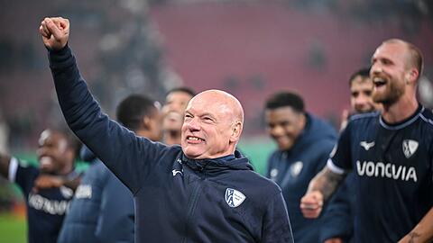 Geschafft: Trainer Uwe Rösler ballt vor dem Bochumer Fanblock jubelnd die Faust.