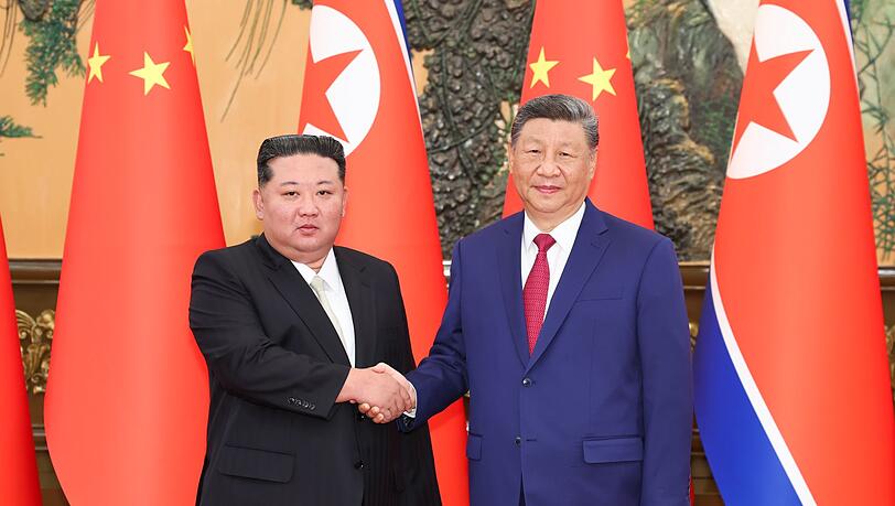 Der nordkoreanische Machthaber Kim Jong Un (l) trifft den chinesischen Pr&auml;sidenten Xi Jinping in der Gro&szlig;en Halle des Volkes. (Archivfoto)