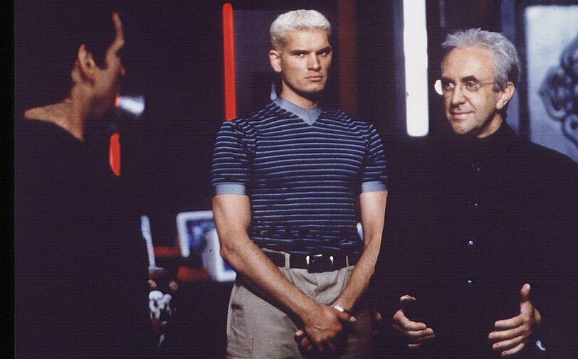 Götz Otto (Mitte) 1997 als Handlanger des Bond-Bösewichts an der Seite von Jonathan Pryce und Pierce Brosnan im Bond-Klassiker "Der Morgen stirbt nie". Götz Otto (Mitte) 1997 als Handlanger des Bond-Bösewichts an der Seite von Jonathan Pryce und Pierce Brosnan im Bond-Klassiker "Der Morgen stirbt nie".