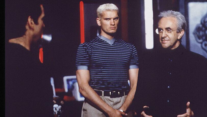 G&ouml;tz Otto (Mitte) 1997 als Handlanger des Bond-B&ouml;sewichts an der Seite von Jonathan Pryce und Pierce Brosnan im Bond-Klassiker "Der Morgen stirbt nie".