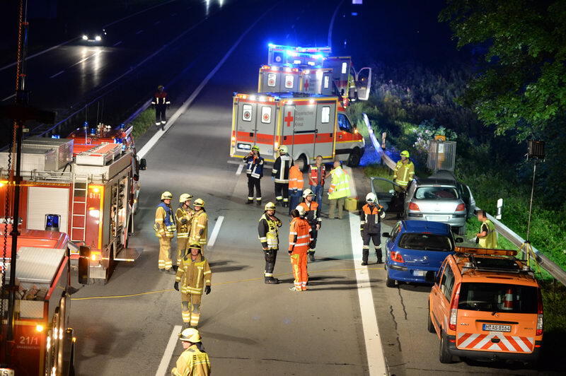 Unfall-Drama auf der A8 bei Grabenstätt: Eine französische Familie kracht mit ihrem Auto in ein Pannen-Auto. Bei dem Crash entsteht ein Trümmerfeld mit einer Länge von 300 Metern. Die Insassen kommen in die Klinik. Die Bilder...