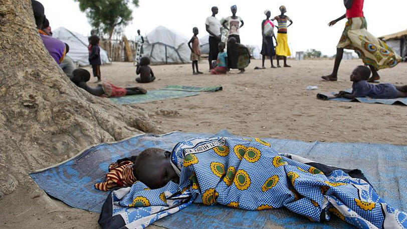 Ein Kind schläft in einem Flüchtlingslager in Gumbo (Südsudan). In mehreren Regionen Afrikas herrscht Hungersnot.